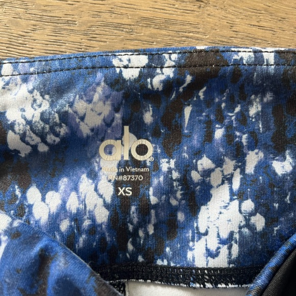 ALO YOGA Blue Snakeskin Print Workout Cropped Leggings - Picture 5 of 5